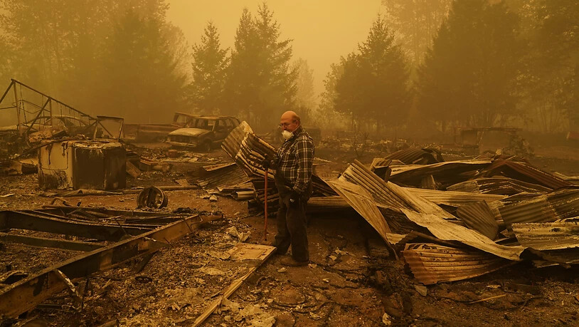 George Coble geht durch die Überreste seines Hauses im Bundesstaat Oregon, das durch einen Waldbrand zerstört wurde. Foto: John Locher/AP/dpa
