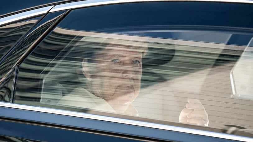 dpatopbilder - Bundeskanzlerin Angela Merkel (CDU) wird in einer Limousine zur Sitzung des CDU-Präsidiums im Konrad-Adenauer-Haus gefahren. Foto: Michael Kappeler/dpa