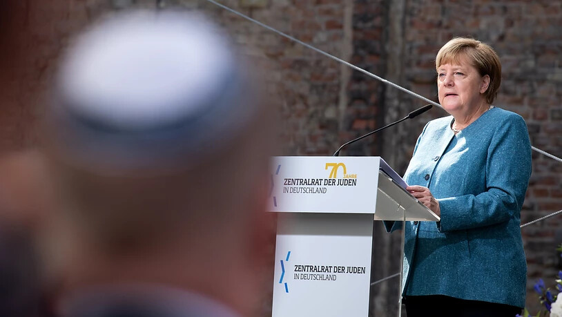 Bundeskanzlerin Angela Merkel (CDU) spricht beim Festakt zum 70-jährigen Bestehen des Zentralrats der Juden im Innenhof der Neuen Synagoge. Der Zentralrat der Juden in Deutschland wurde am 19. Juli 1950 in Frankfurt am Main gegründet. Foto: Bernd von…