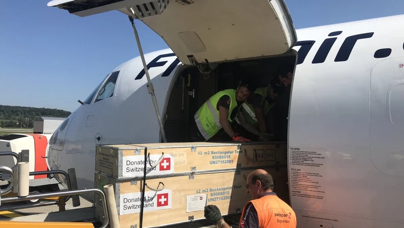 Ein Flugzeug des Bundes wird mit Hilfsgütern für die notleidenden Flüchtlinge auf der Insel Lesbos beladen.