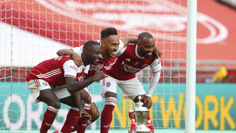 Pierre-Emerick Aubameyang (Mitte) bleibt Arsenal erhalten