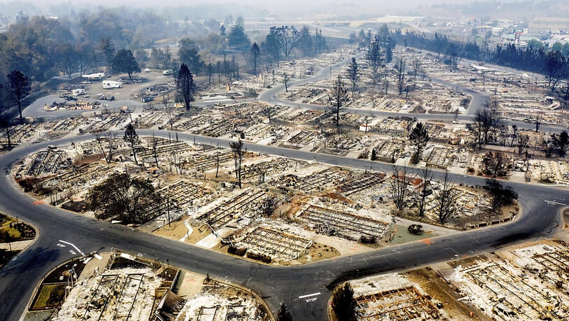 Wohnhäuser sind durch die Waldbrände völlig zerstört worden. Foto: Noah Berger/AP/dpa