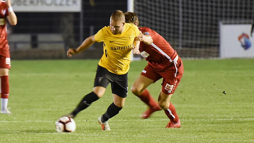 Kein Entfaltungsspielraum: Eschenbachs Mittelfeldakteur Yannick Helbling (links) wird von Abtwils Stürmer Andrin Gehrig sogleich unter Druck gesetzt.