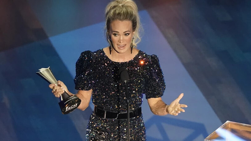 Carrie Underwood nimmt den Preis für den Entertainer des Jahres mit Thomas Rhett während der 55. jährlichen Verleihung der Academy of Country Music Awards im Grand Ole Opry House. Foto: Mark Humphrey/AP/dpa