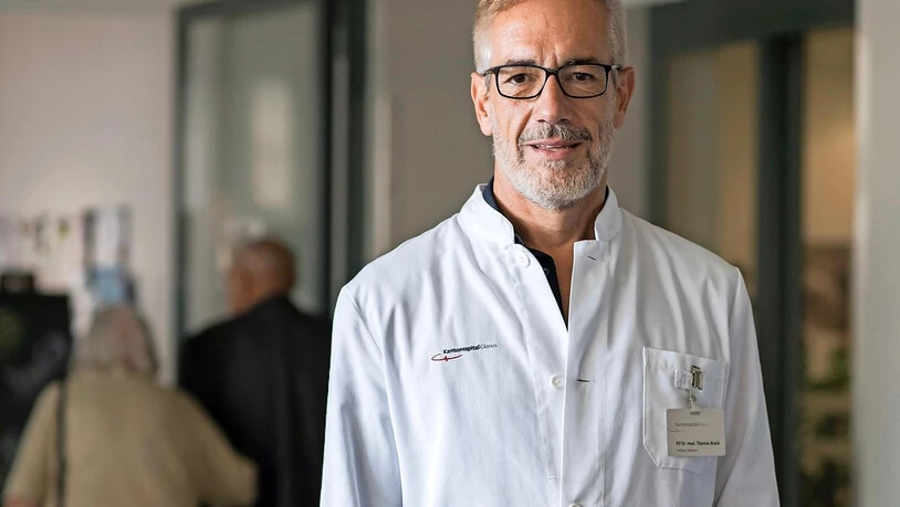 Wenig Corona-Infizierte: Thomas Brack und das Kantonsspital Glarus passen sich den lokalen Gegebenheiten an.