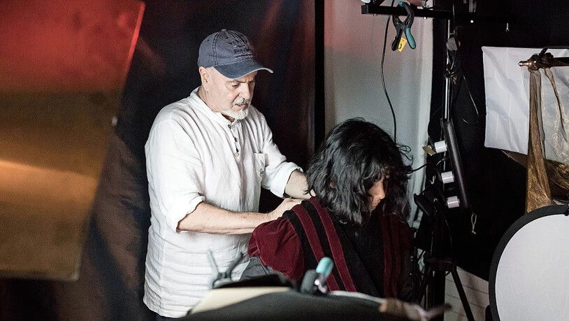 Bevor Gusti Schönbächler Anuk in seinem Studio fotografiert, hilft er ihm beim Anziehen der mittelalterlichen Kleider.