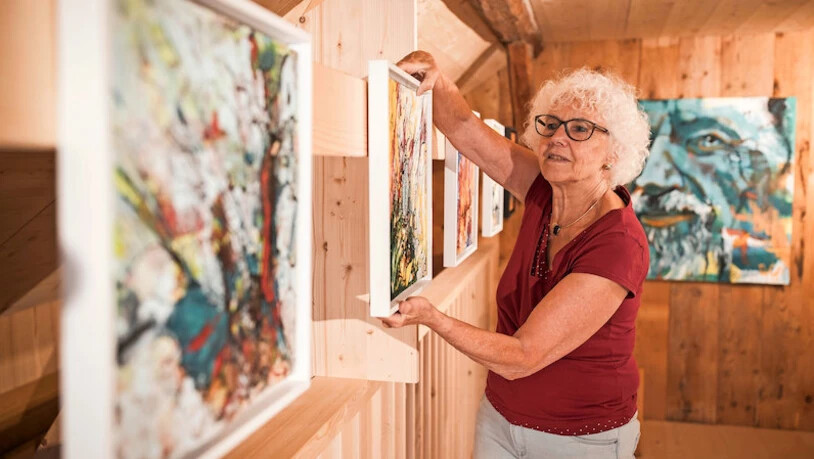 Mit «Löcherbildern» und viel mehr in Elm unterwegs: Petra Gärtner freut sich, Werke der letzten Jahre zu zeigen. 
