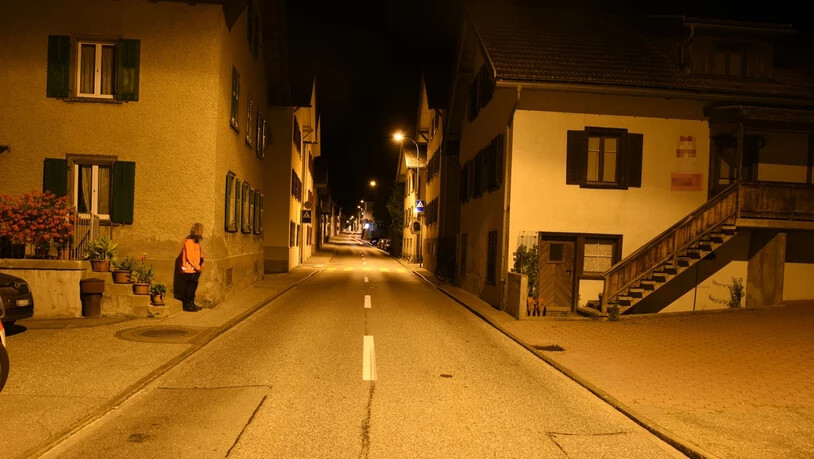 Der Autofahrer setzte seine Fahrt fort, ohne sich um den Verletzten zu kümmern.