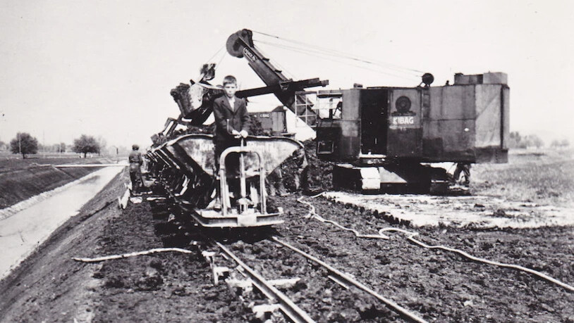 Schweres Gerät: Da im Zweiten Weltkrieg Treibstoffe kaum erhältlich waren, wurden elektrobetriebene Maschinen für die Melioration eingesetzt.  