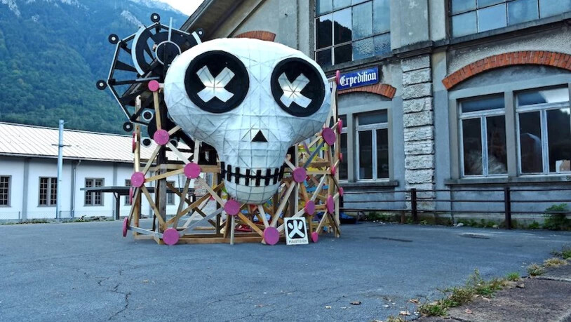 Der Tod lauert vor dem Güterschuppen: Das Künstlerpaar Pialeto aus Mollis nimmt mit einer grossen Skulptur an der Ausstellung teil, die sich hier noch im Aufbau befindet. 