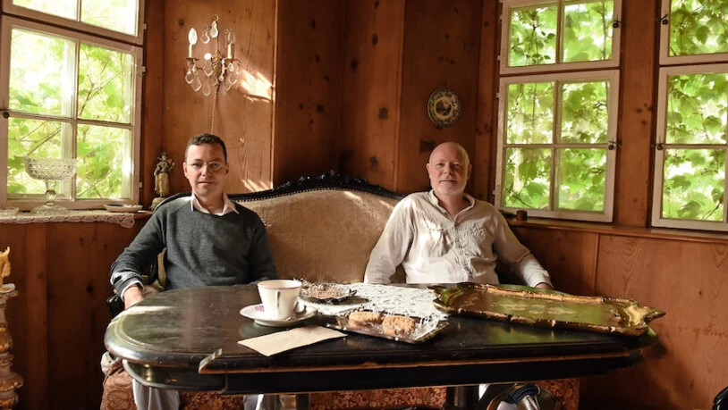 Hoffen auf Nachfolge-Fans: Armin Trinkl (links) und Christian Behring wollen ihr mit viel Herzblut antiquarisch eingerichtetes Landvogthaus verkaufen. 