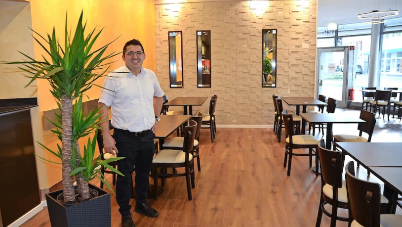 Freut sich, im neuen «Ambiente» bald Gäste empfangen zu dürfen: Geschäftsführer Agron Ahmetaj, hier im Restaurantbereich des Lokals beim Bahnhof Rapperswil. Dieses soll künftig bis 23 Uhr abends bedient sein. Bild Ramona Nock