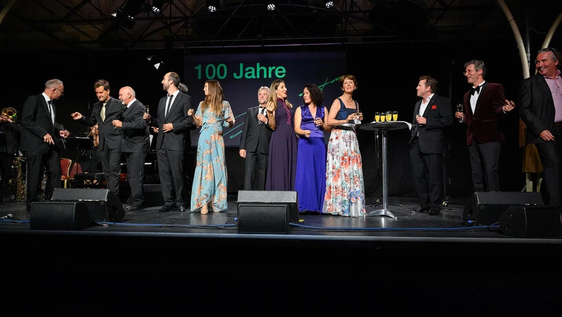 Nach dem Geburtstagsständchen «La Montanara» versammeln sich alle auf der Bühne.