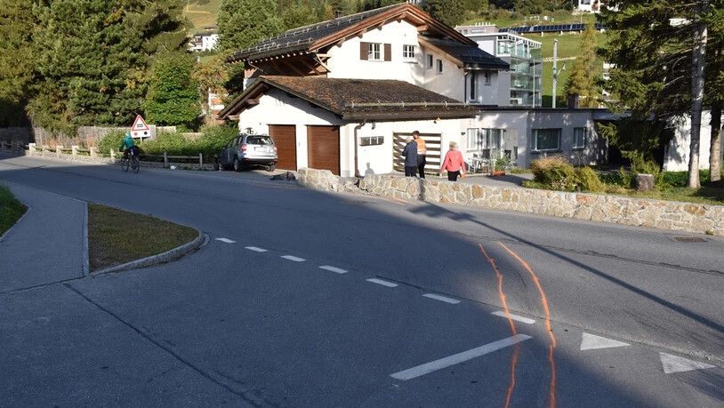 Die Frau kollidierte mit einer Begrenzungsmauer und anschliessend mit einer Hausmauer.