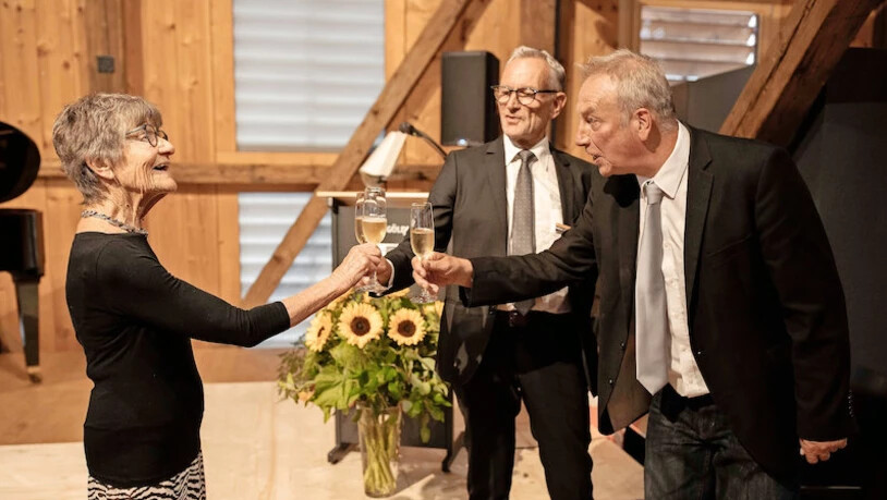 Ehre, wem Ehre gebührt: Anne-Marie Schindler stösst mit Fridolin Elmer (hinten) und Walter Hauser auf die Ehrenmitgliedschaft der Anna Göldi Stiftung an. Bild Sasi Subramaniam