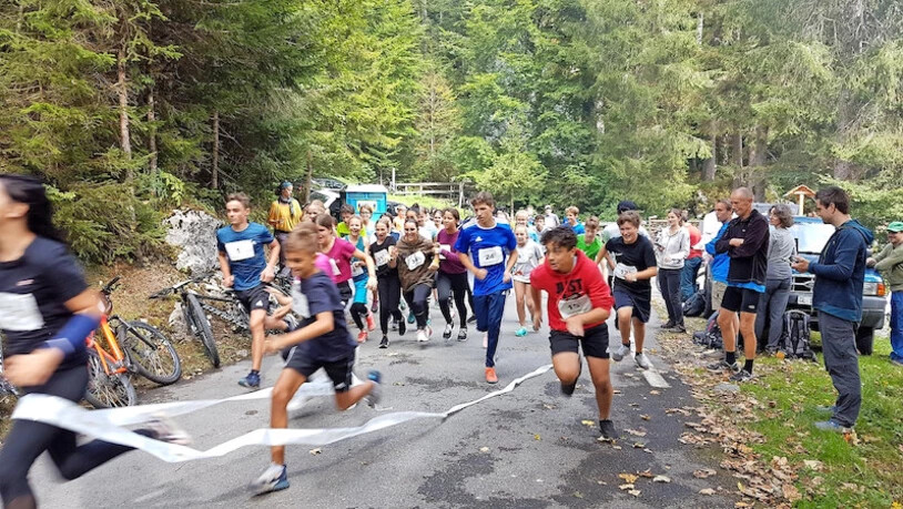 Auf die Plätze, fertig, los: Die Schülerinnen und Schüler aus Näfels zeigen an der Oberseestafette grossen Einsatz. Bild Tomas Jakober