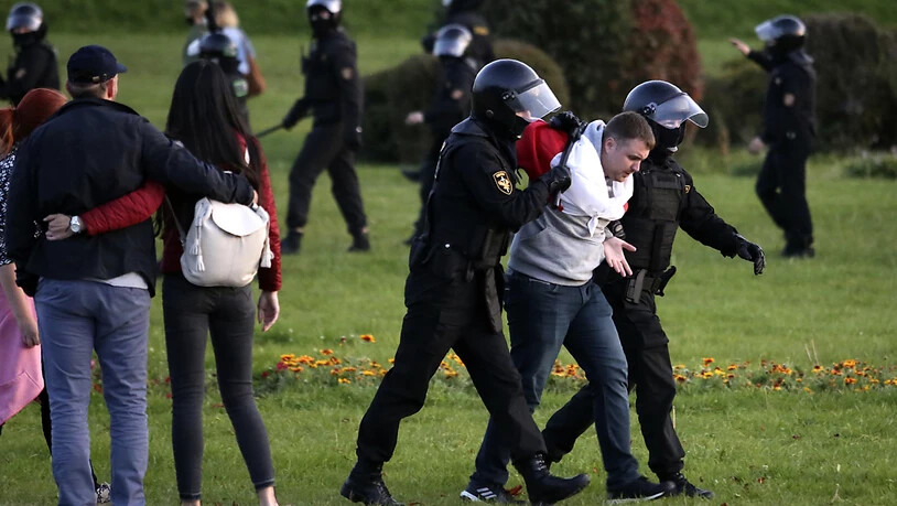 Polizisten nehmen einen Demonstranten fest bei einem Protest nach der Amtseinführung des umstrittenen Präsidenten Lukaschenko in Belarus (Weißrussland). Bei den Protesten gegen die Amtseinführung des umstrittenen Staatschefs Lukaschenko sind 259 Menschen…