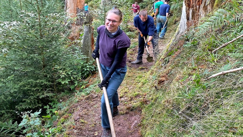 Wege freihalten: Der Wald braucht Hilfe, damit er die Menschen im Tal gut schützen kann. Hier setzen Freiwillige des Bergwaldprojekts die Zugänge zum Wald instand.