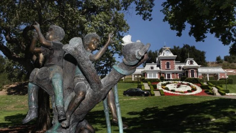 HANDOUT - Eine Bronzeskulptur auf dem Gelände von Jacksons sagenumwobener «Neverland»-Ranch. Stücke aus dem Besitz des vestorbenen «King of Pop, Michael Jackson, sollen versteigert werden. Foto: -/Guernsey's Auction House/dpa - ACHTUNG: Nur zur…