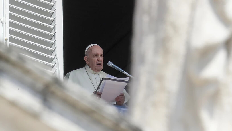 Papst Franziskus steht am Fenster seiner Wohnung im Apostolischen Palast im Vatikan. Foto: Andrew Medichini/AP/dpa