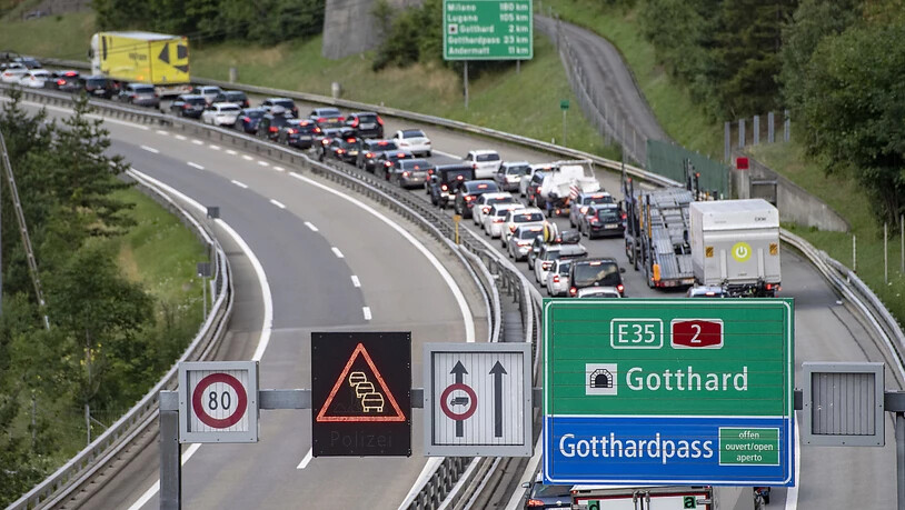 Geduldsprobe für Autofahrer vor dem Gotthard - auf dem Weg nach Süden verursachte am Sonntag ein Stau
zwischen Erstfeld und Göschenen einen Zeitverlust von einer Stunde und 40 Minuten. (Archivbild)