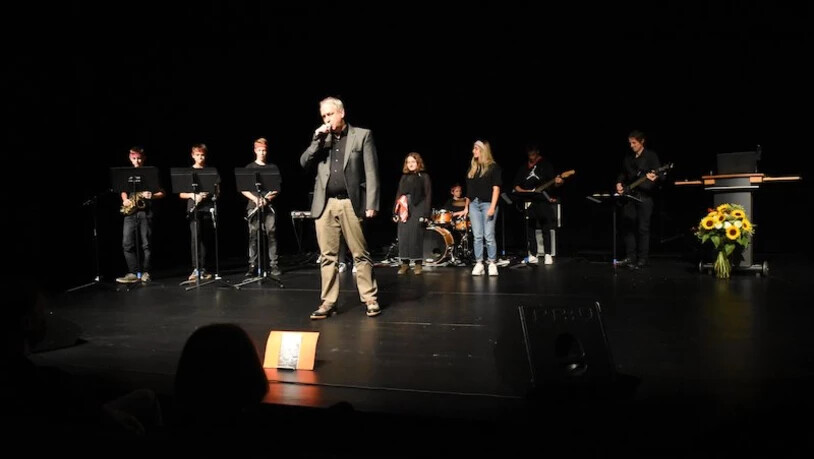 «Es knistert – hören Sie es auch?»: Die Geister geben immerhin eine Kostprobe des Bühnenstücks «Brandnacht Glarus». Bild Claudia Kock Marti