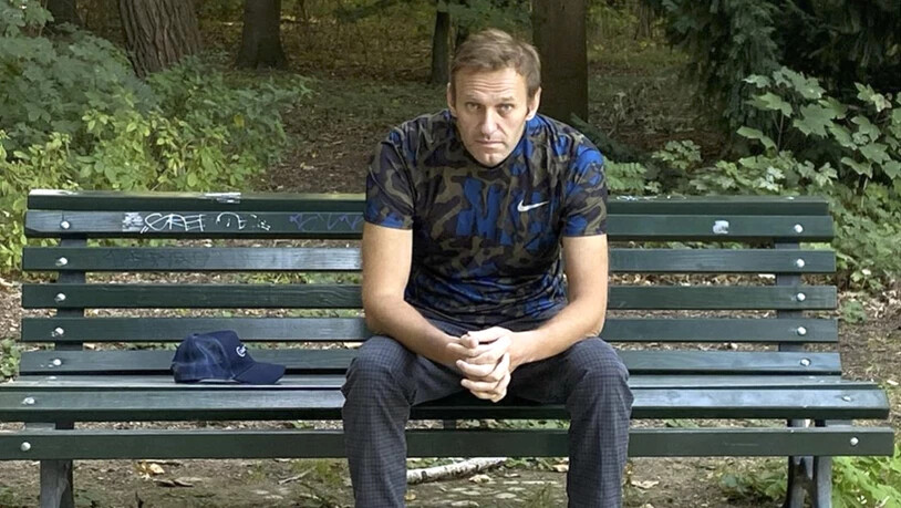 Dieses Foto, das der russische Oppositionsführer am Mittwoch, 23. September 2020 auf seinem Instagram-Account veröffentlicht hat, zeigt Alexej Nawalny auf einer Parkbank sitzen. Foto: Uncredited/navalny/Instagram/dpa