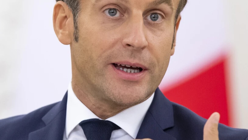 Emmmanuel Macron, Präsident von Frankreich, spricht bei einer Pressekonferenz. Foto: Mindaugas Kulbis/AP/dpa