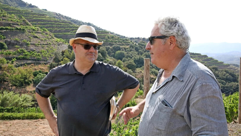 Philipp Schwander (links)  und Fernando Zamora im Weinberg. 