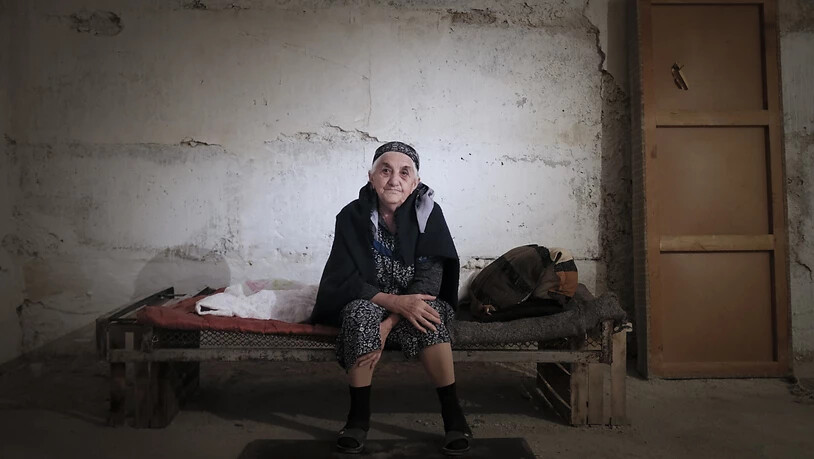 Eine ältere Frau aus Armenien sitzt in der Konfliktregion Berg-Karabach in einem Bombenbunker. Foto: Karo Sahakyan/ArmGov/PAN Photo/AP/dpa