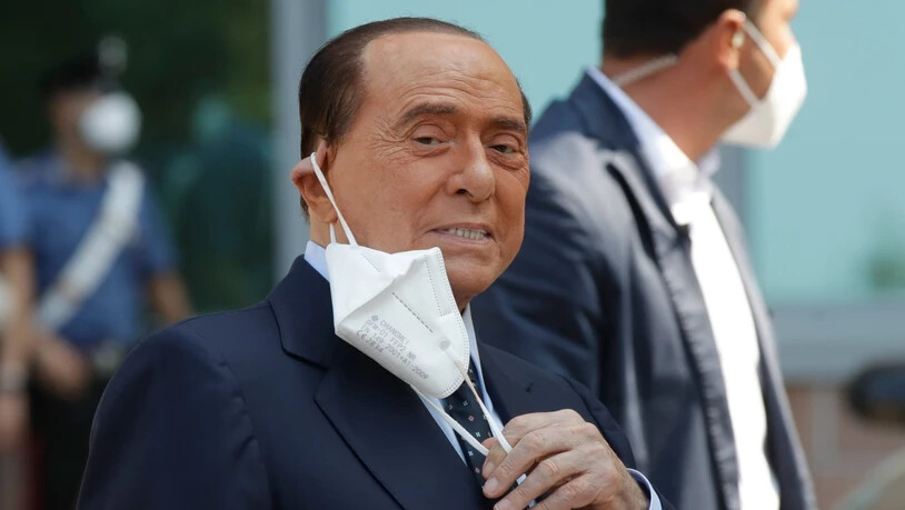 ARCHIV - Silvio Berlusconi, ehemaliger Ministerpräsident von Italien, nimmt seinen Mund-Nasen-Schutz ab, nachdem er das Krankenhaus San Raffaele verlassen hat. Berlusconi war ins Krankenhaus eingeliefert worden, um seine Corona-Infektion zu überwachen,…