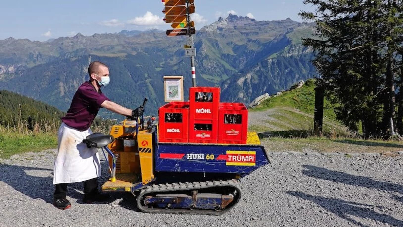 Das tolle Wetter lockte viele Leute auf den Gumen in Braunwald – da brauchte es Getränkenachschub.