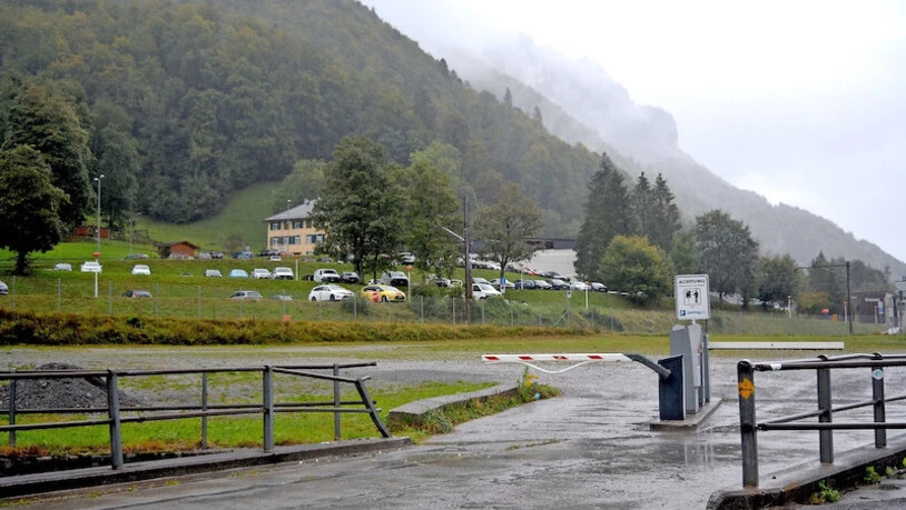 Auf dem Kiesparkplatz der Braunwaldbahn stürzte ein Elektromonteur bei den Abbauarbeiten des Klausenrennen-Memorials von einem Scheinwerferturm rund sieben Meter in die Tiefe – seither sitzt der Mann im Rollstuhl. Bild Martin Meier