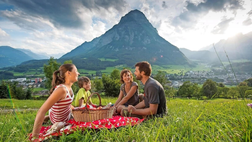 Picknick auf Ennetrösligen: Die Glarner werden von Auswärtigen generell als sympathisch und familienfreundlich wahrgenommen. Bild Samuel Trümpy