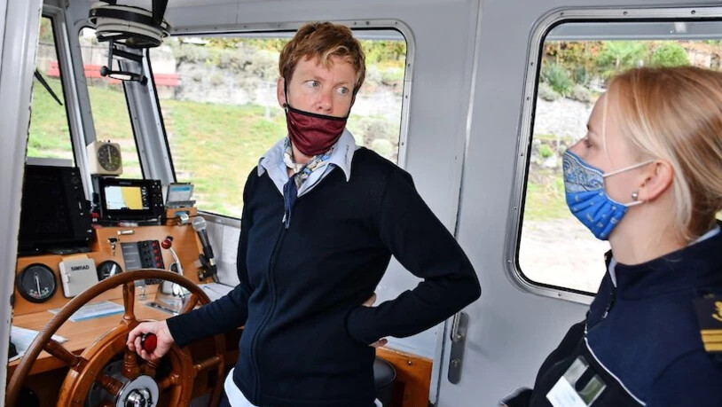 Sonja Keller (links) und Sarina Scherrer bei einem Halt in Quinten-Dorf.