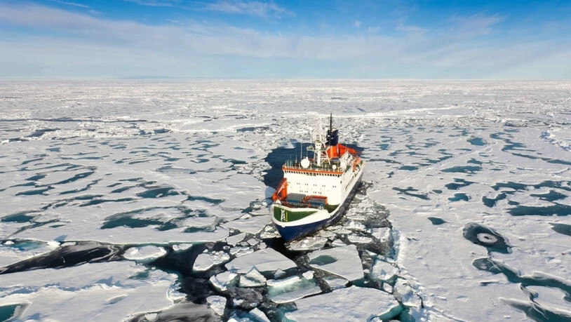 Das deutsche Expeditionsschiff "Polarstern" inmitten arktischer Eisschollen. Seine Mission "Mosaic" - mit Beteiligung von drei Schweizer Teams - endet am Montag. (Archivbild)