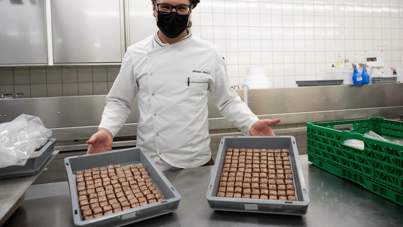 Im Merz in Chur wird neu Churer Schokolade hergestellt. Der Chocolate Maker Michel Ebnöther zeigt das Werk voller Stolz.