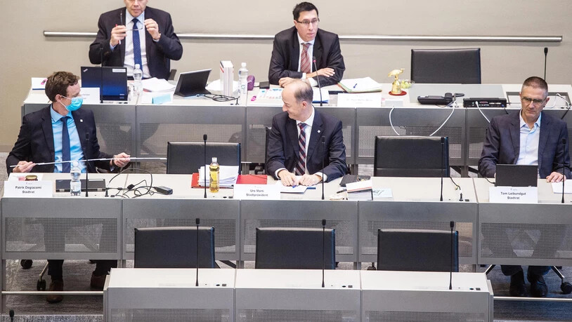 Gemeinderat Chur Patrik Degiacomi (links) prüft den Mindestabstand.