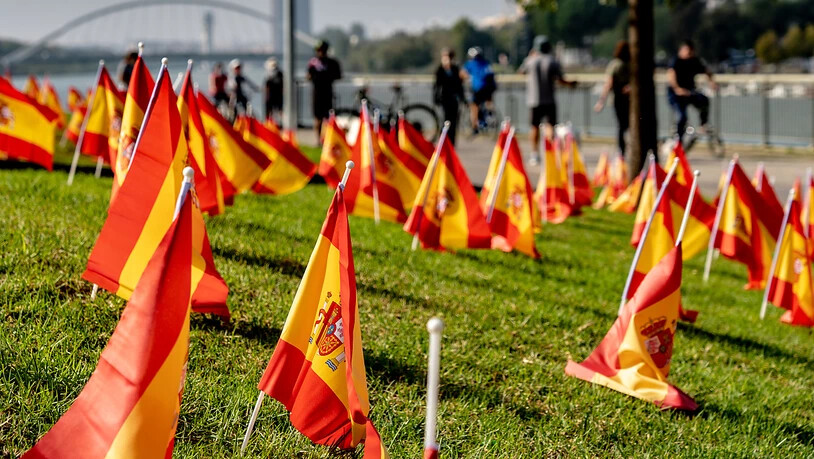 Etwa 53.000 Flaggen werden entlang des Guadalquivir in Gedenken an die Opfer der Corona-Pandemie aufgestellt. Foto: Eduardo Briones/EUROPA PRESS/dpa