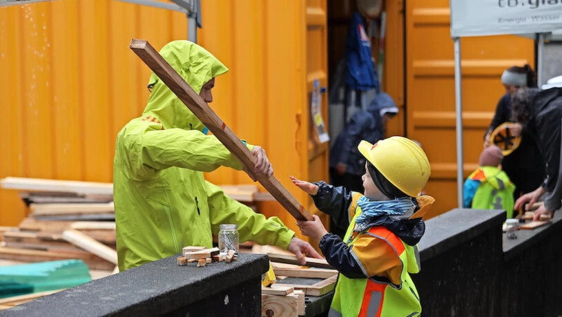 Hand in Hand: Die Eltern helfen den Kindern, wenn es um komplexere Baustellen geht.Bilder Christopher Golling