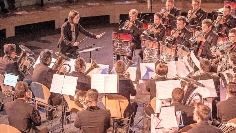 1. Stärkeklasse: Die Brass Band Cazis, dirigiert von Susanne Rechsteiner,  bringt «Kosmisches» zu Gehör. Bild Philipp Baer