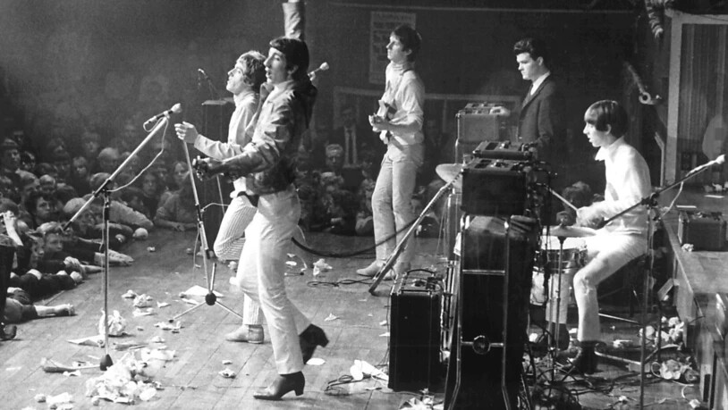 ARCHIV - Die britische Rockband The Who, Roger Daltrey (l-r), Pete Townshend, John Entwistle und Keith Moon (r) geben ein Konzert - eine Gitarre liegt auf dem Boden. Foto: Erik Petersen/dpa