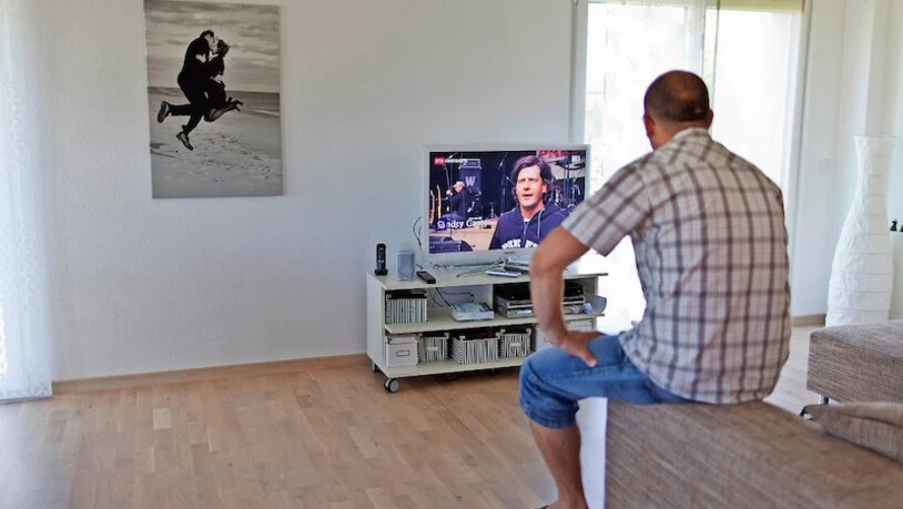 Es wird teurer und schneller: Ein Zuschauer guckt eine Sendung der rätoromanischen Radiotelevisiun Svizra Rumantscha.