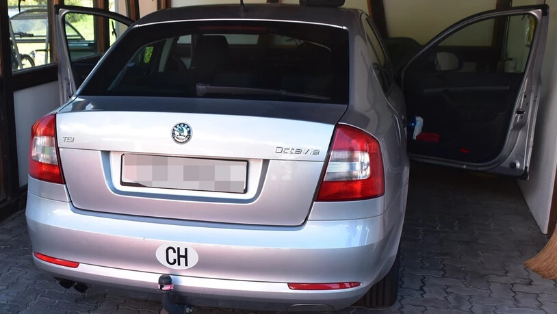 Die Polizei rät: Das Auto bis zum Eintreffen der Polizei unberührt lassen.