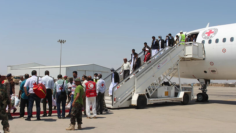 Jemenitische Gefangene, die von Huthis festgehalten wurden, verlassen nach ihrer Ankunft an einem Flughafen in Aden das Flugzeug. Der großangelegte zweitägige Austausch von Kriegsgefangenen zwischen den Konfliktparteien im Jemen ist erfolgreich beendet…