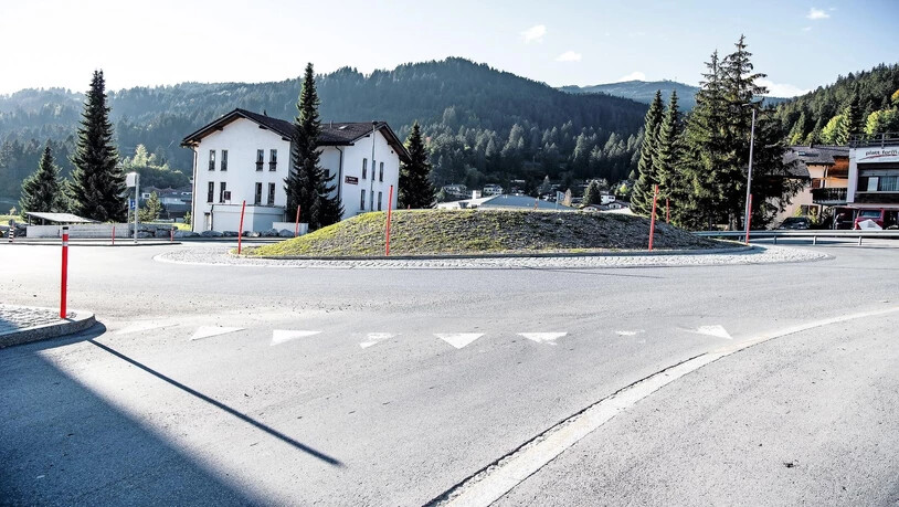 Wo die Kantonsstrasse zwischen Flims und Laax auf die Abzweiger nach Salums und Cons trifft, soll ein Kunstwerk zu stehen kommen, für das noch bis 31. Oktober ein Wettbewerb läuft.