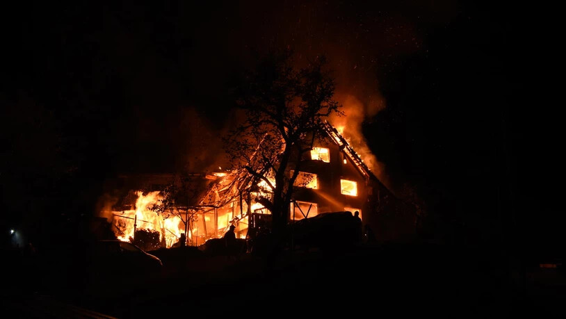 Als die Feuerwehr eintraf, stand das Haus bereits in Vollbrand.