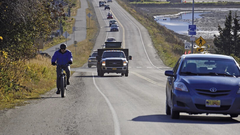 Ein Fahrradfahrer und mehrere Autos verlassen Homer, nachdem eine Tsunami-Evakuierung für tief gelegene Gebiete in Homer erlassen worden war. Ein Erdbeben hat die Küste des US-Bundesstaates Alaska erschüttert. Foto: Michael A. Armstrong/Homer News/AP/dpa