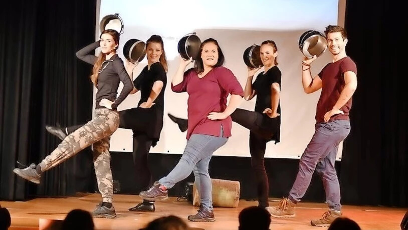 Film, Live-Szenen, Musik und Tanz: Das Ensemble des Theaters Bruderboot gastiert mit dem Musical «Küstenpfad» in der Kanti-Aula in Glarus.