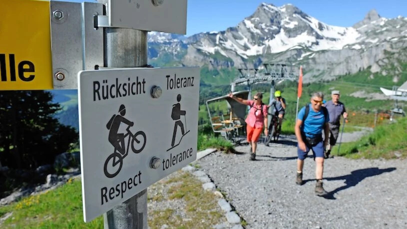 Wenn Biker anhalten und Wandernden den Vortritt lassen, versprechen sich beide Gruppen ein friedliches Nebeneinander.